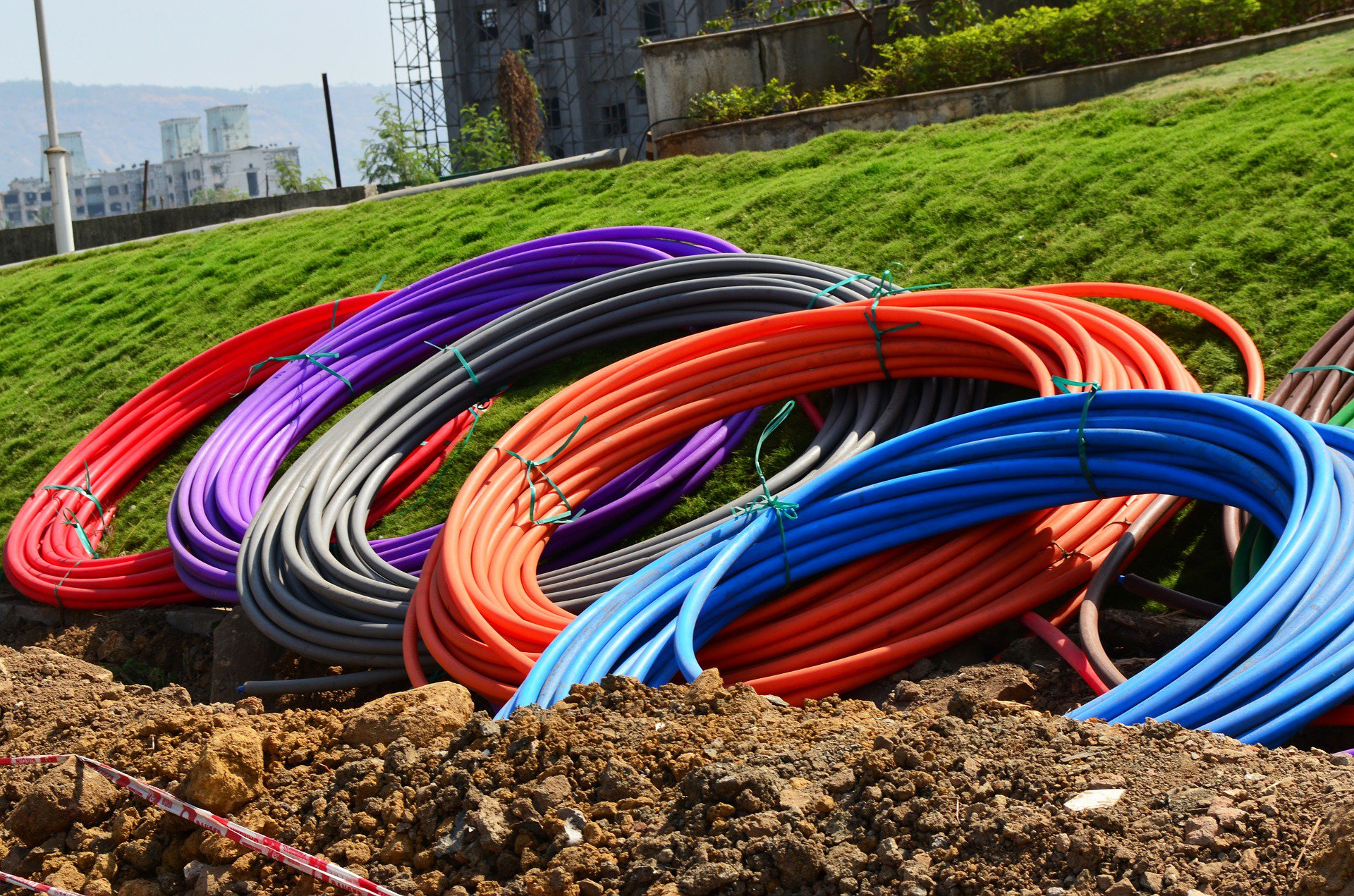 Bredbånd og tilgang til Internett er i dag nesten like viktig som strøm, veier, vann og avløp. Fiberkabler kan være en god løsning mange steder.