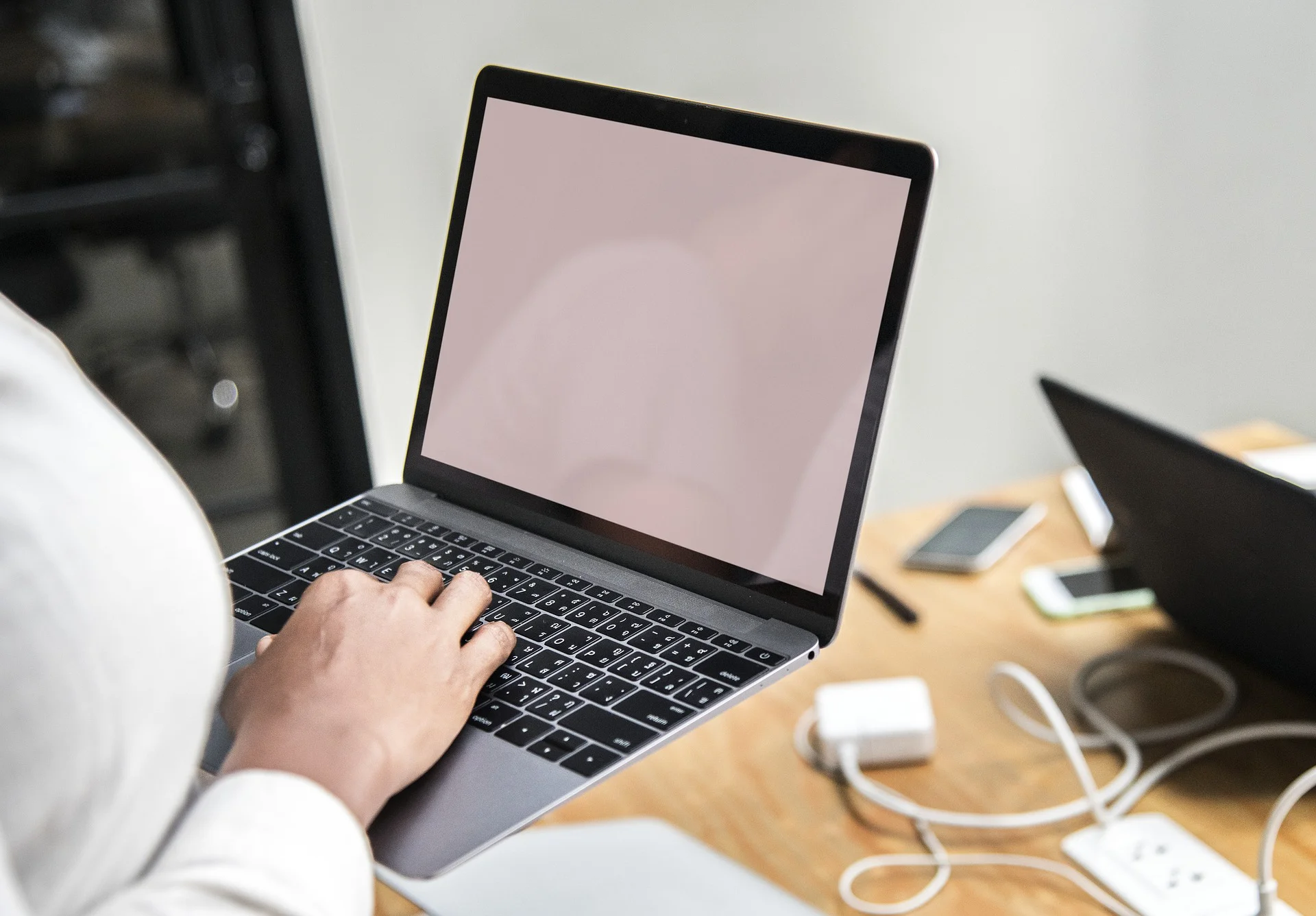 Prøv å koble til med flere dataenheter enn den ene. Da finner du fort ut om det er i ruter eller PC det er en feil, som fører til at du ikke får koblet deg til Internett.