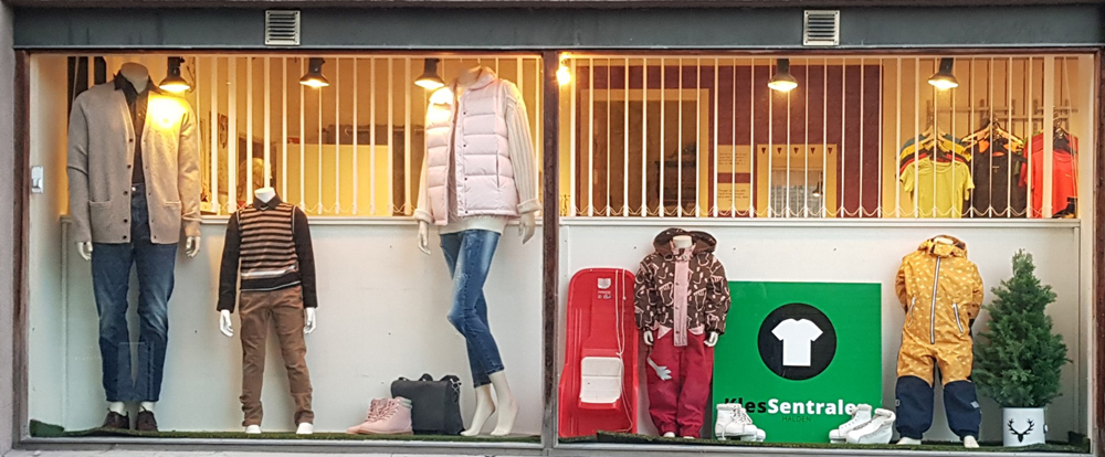 Klessentralen har sentral plassering på Wiels plass 4 i den gamle brannstasjonen midt i Halden.
