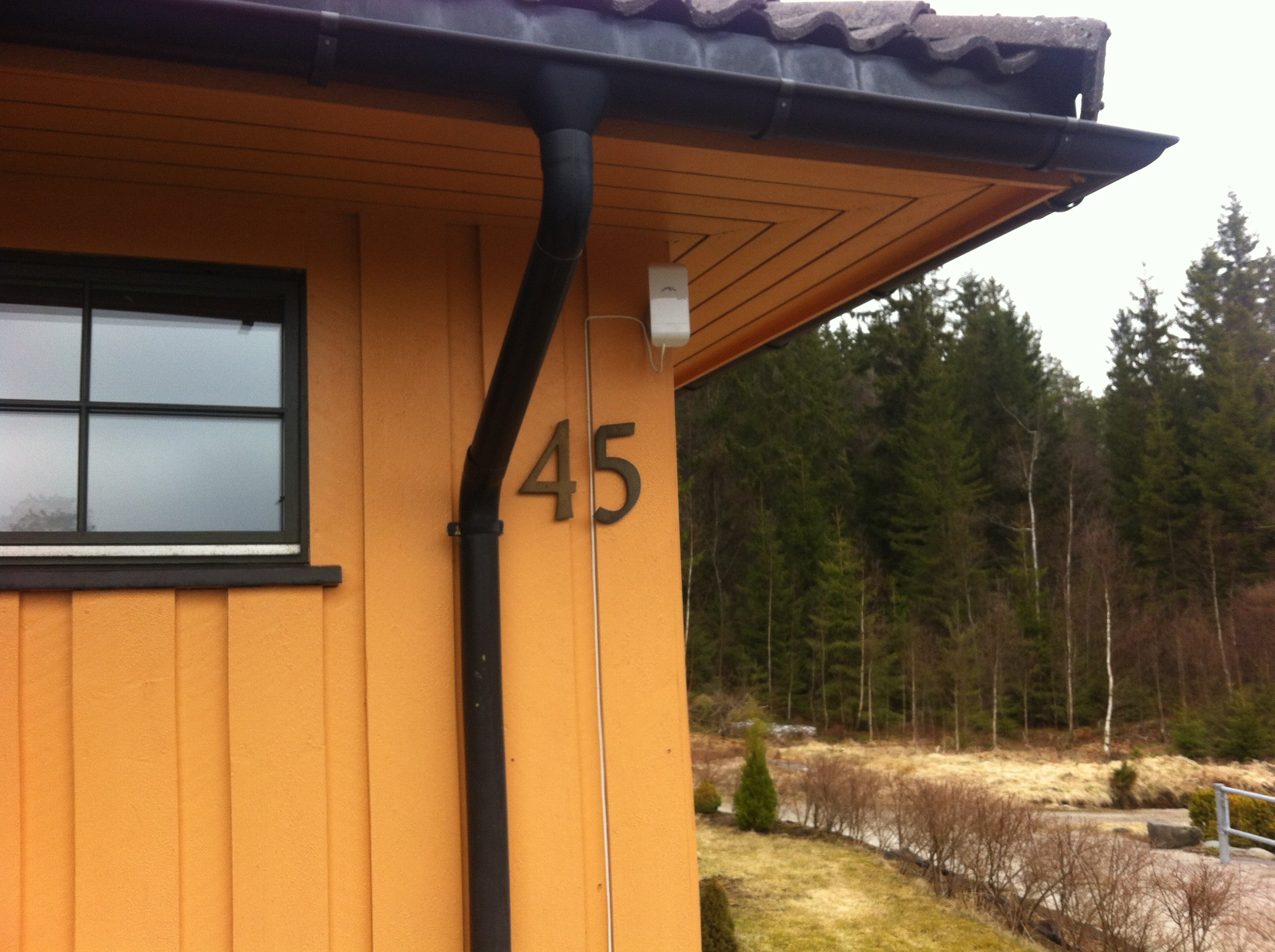 Med klar sikt til hytta er det bare denne lille antennen (hvit boks) på hytteveggen, som skal til for at du skal kunne bruke bredbåndet på samme måte som du gjør hjemme.